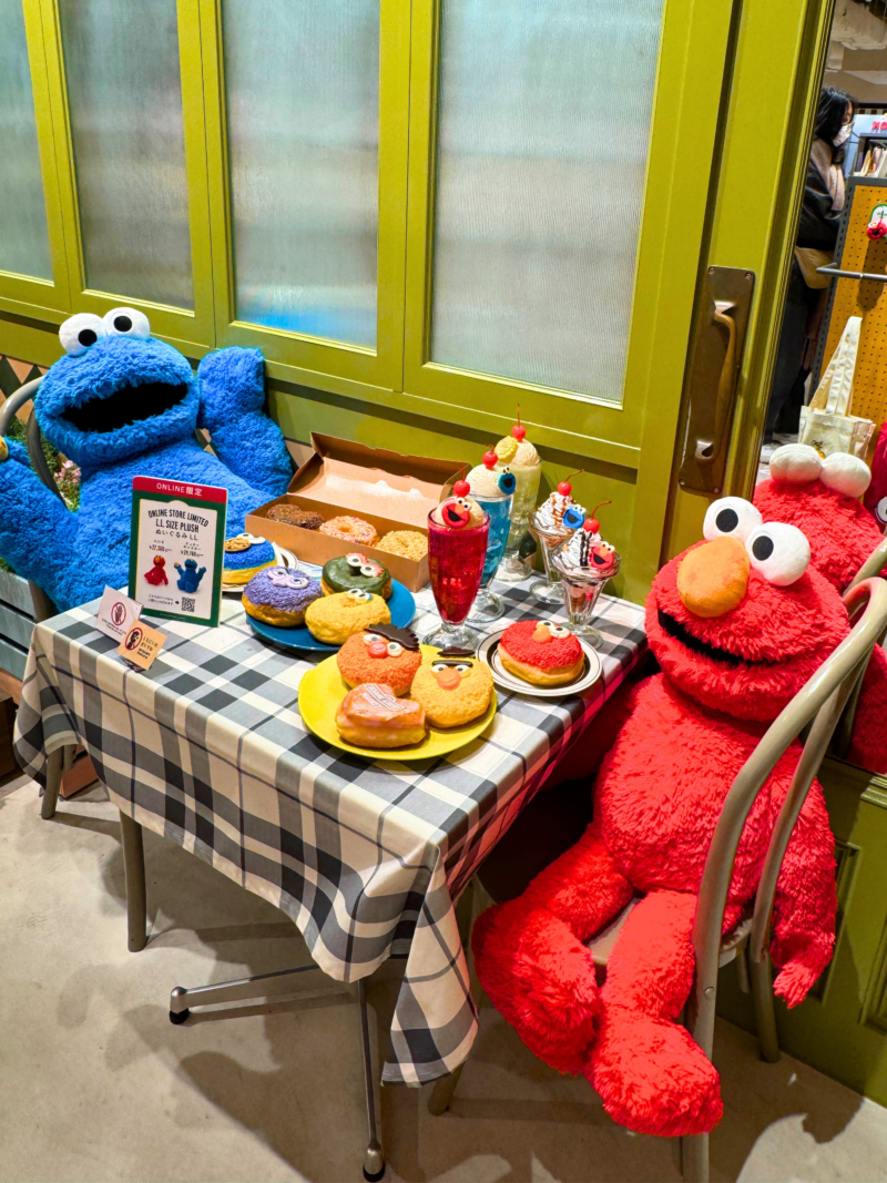 Elmo und Krümelmonster genießen die Köstlichkeiten des Cafés in Ikebukuro. Foto: M.Weller