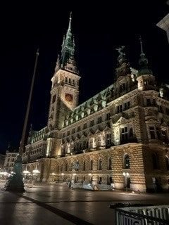 Rathaus Hamburg bei Nacht 2.0-min