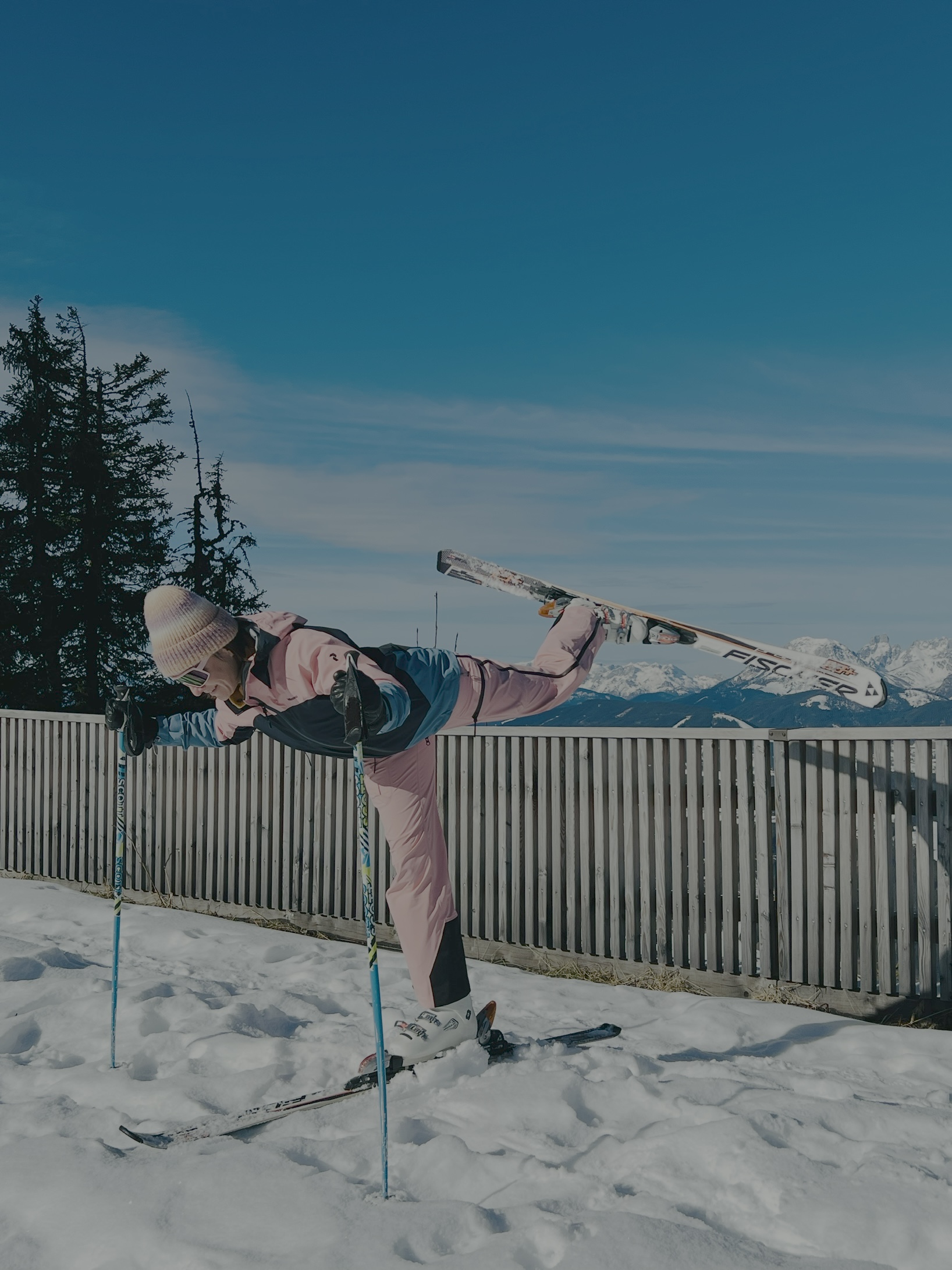 Ski-Yoga auf der Piste - wer will es mal versuchen? Foto: Marita Trinius