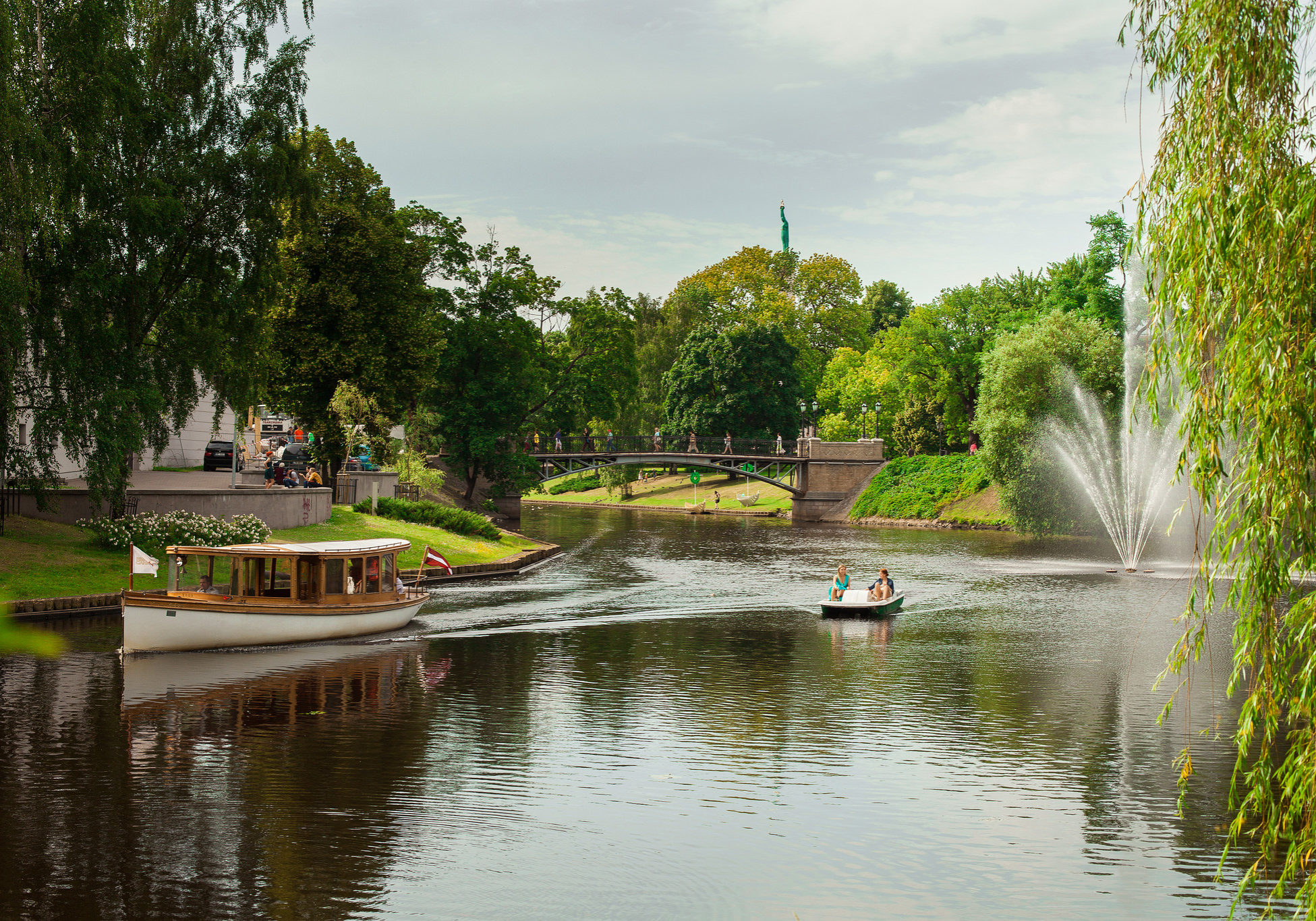 Stadtrundfahrt der besonderen Art: Bootstour durch die Kanäle Rigas