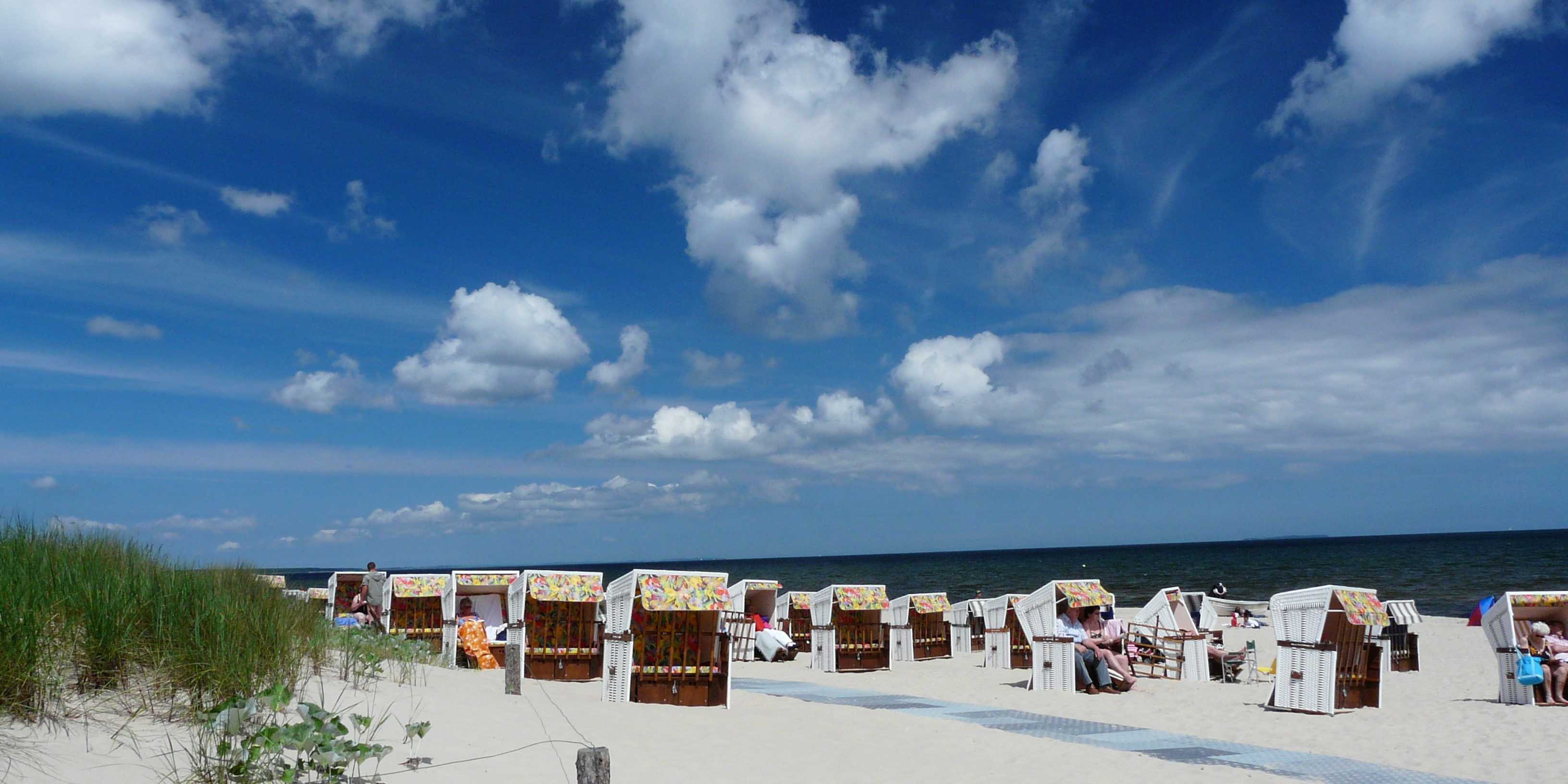 Der weiße Sandstrand von Usedom mit seinen vielen Strandkörben