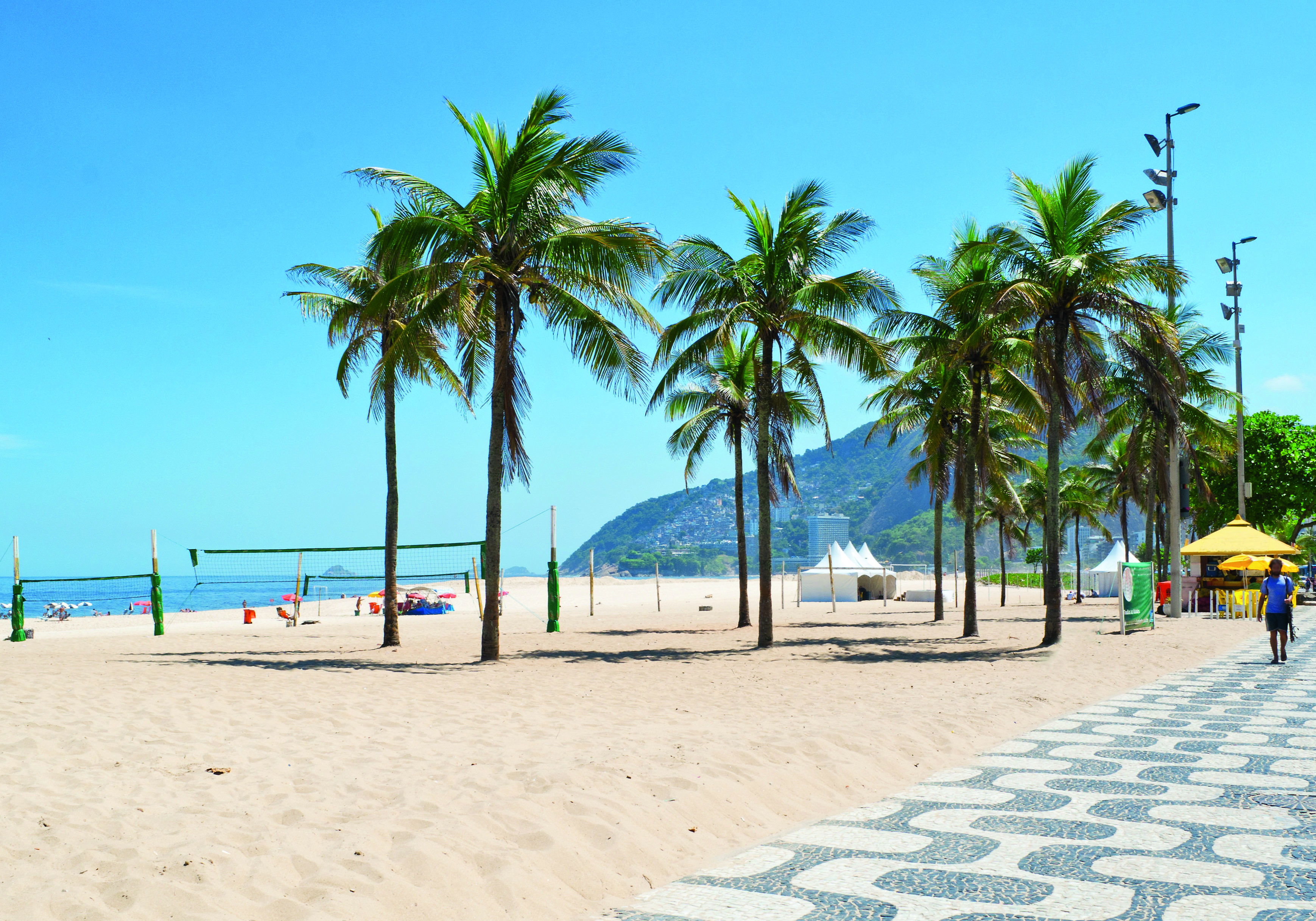Blick auf den Strand von 
Ipanema, der ebensolche Berühmtheit erlangt hat wie die Copacabana