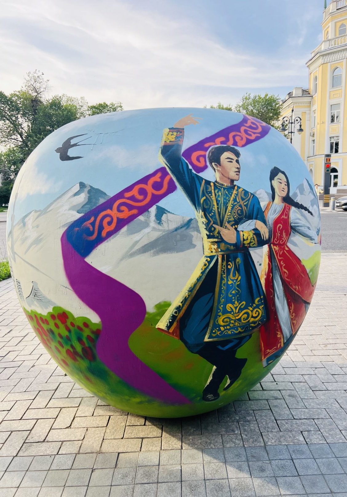 Folklore-Kunst in der City von Almaty. Foto: M. Trinius