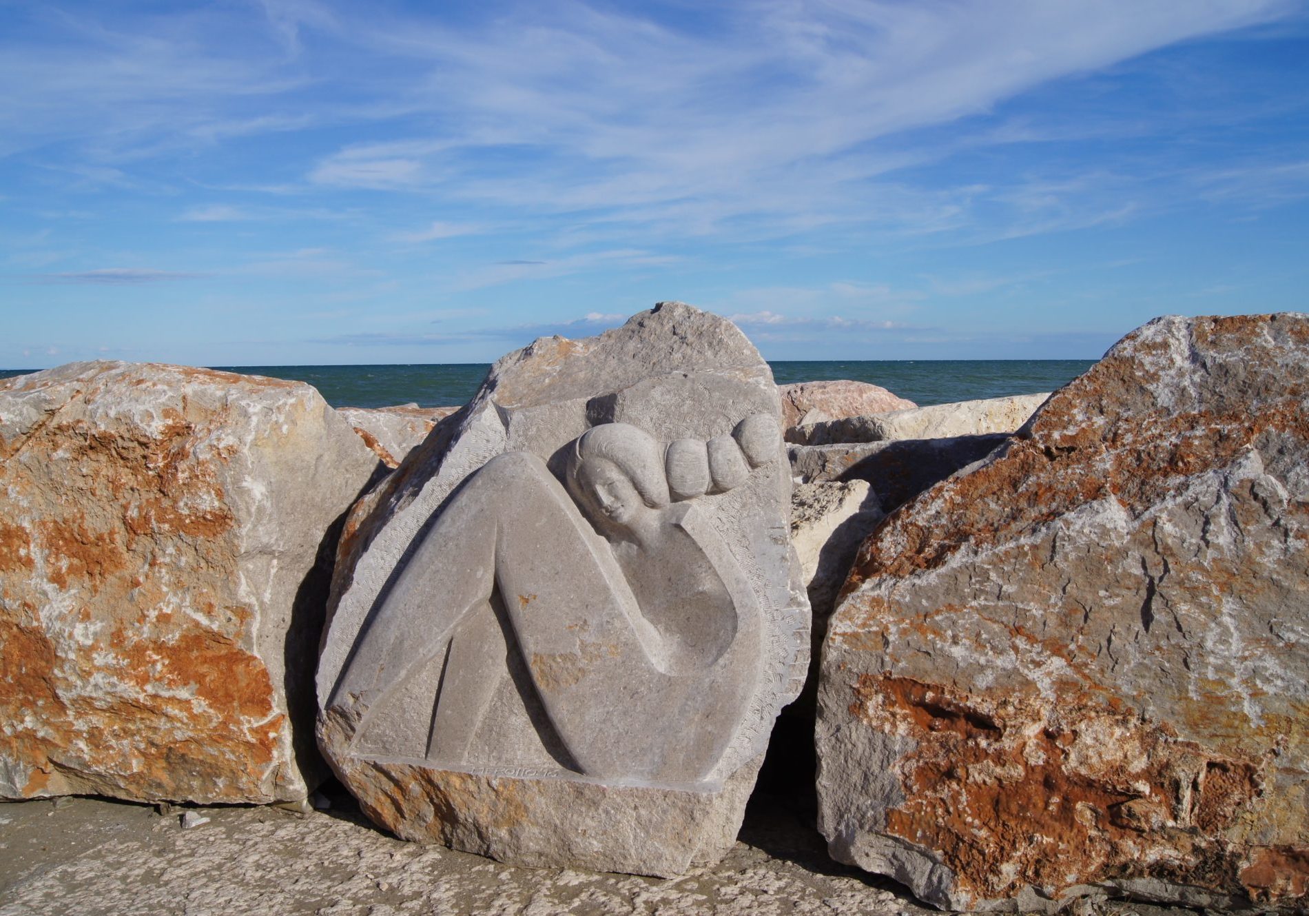 Blickfang: Kunst aus Stein an der Promenade von Caorle  Foto: Lutz Wendler