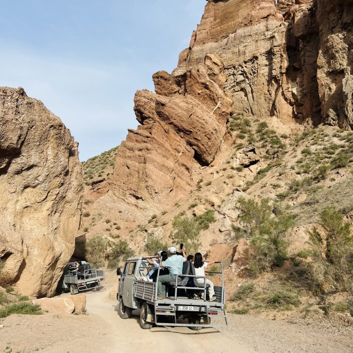 Statt Wandern: Open-Air-Fahrt im Charyn Canyon. Foto: M. Trinius