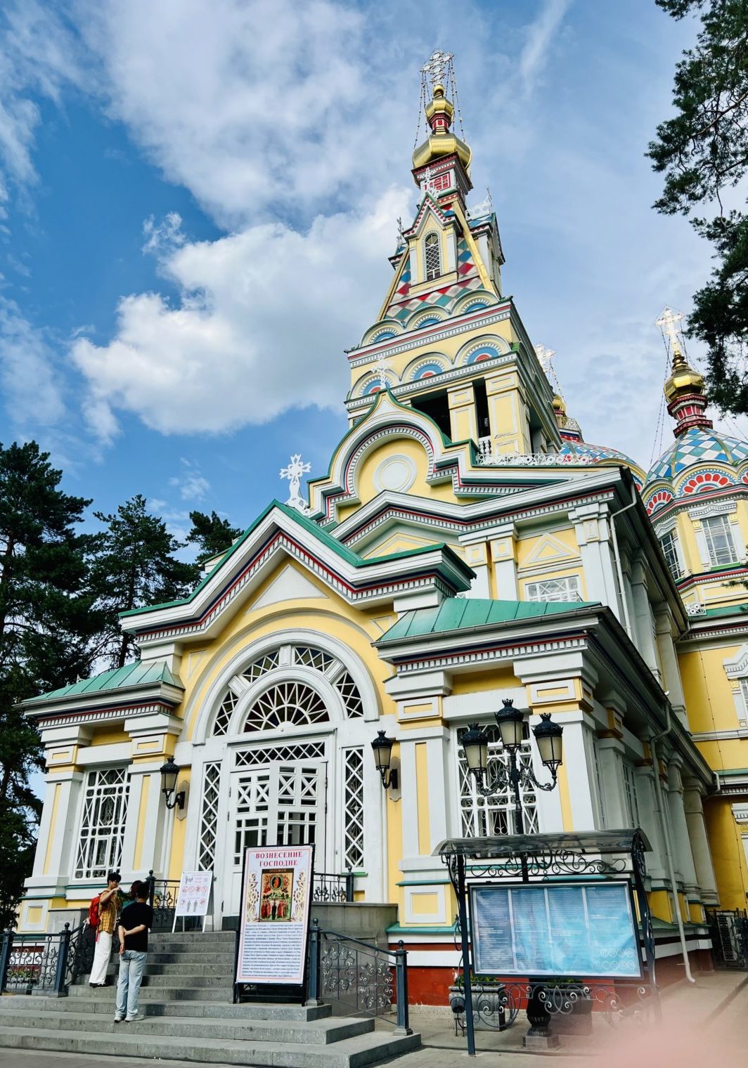 Bunt: Christi-Himmelfahrt-Kathedrale in Almaty. Foto: M. Trinius