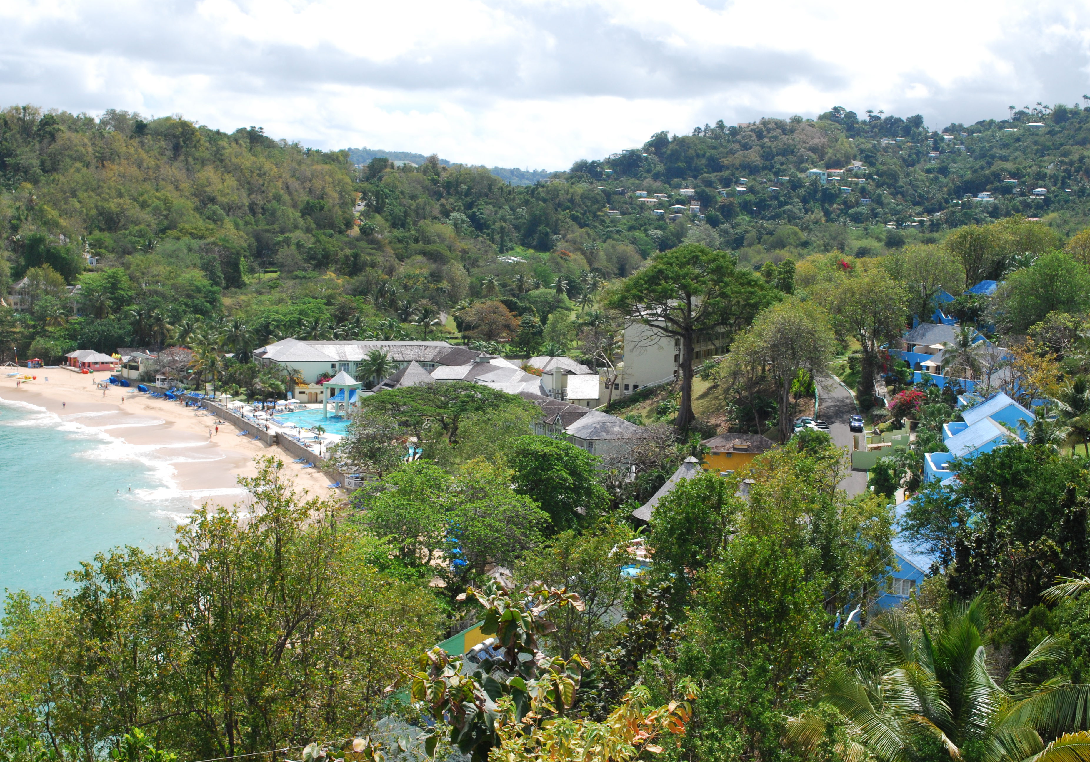 Tropisch grün zeigt sich das Eiland Saint Lucia mit Wäldern an der Küste und Dschungel im Inland  Foto: Marita Trinius