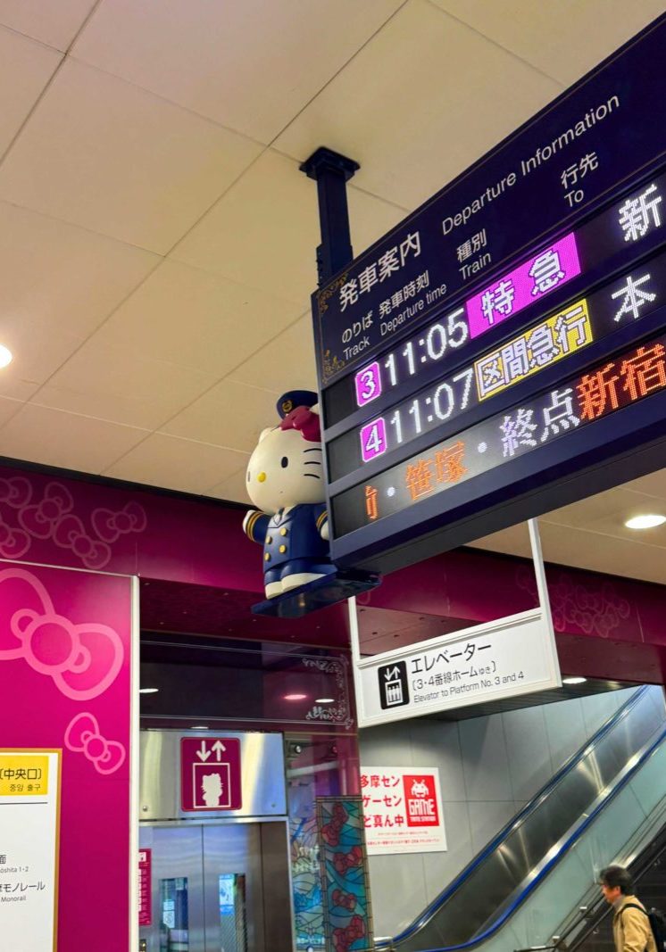 Sogar der Bahnhof begeistert im thematischen Hello Kitty Look. Foto: M.Weller