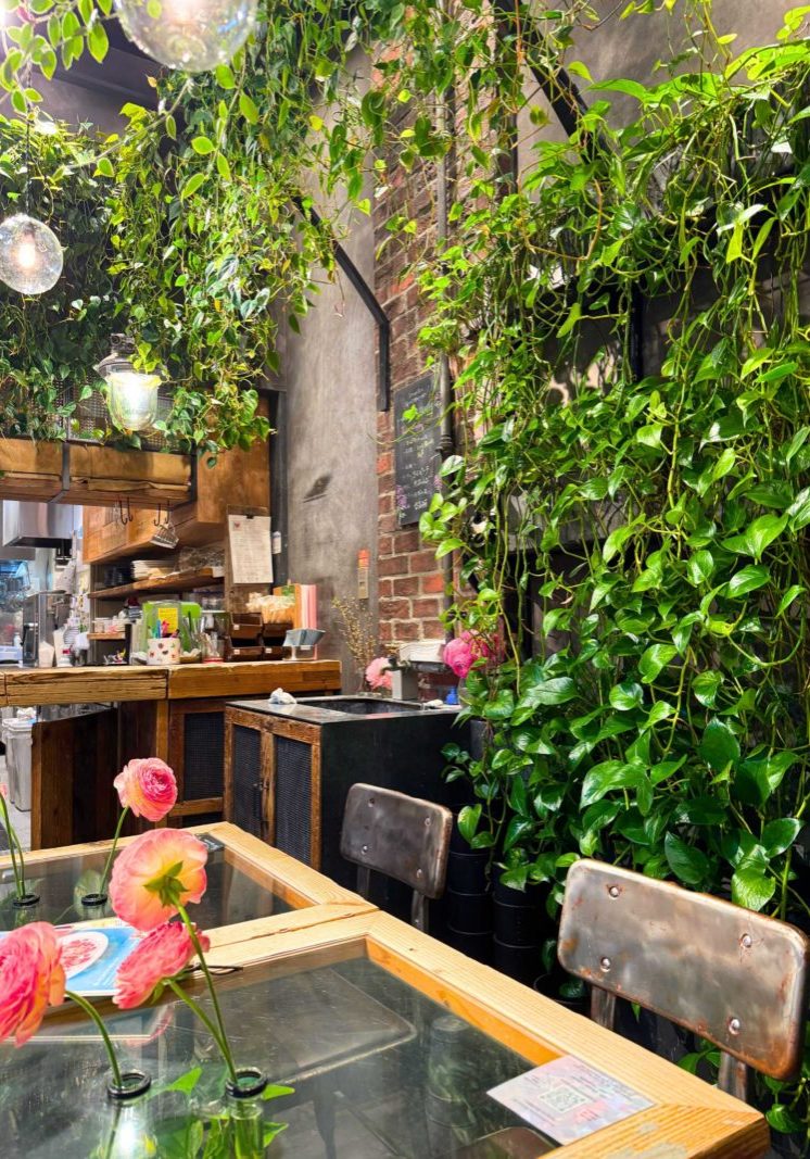 Hier sitzt man zwischen frischen Blumen, egal bei welchem Wetter. Foto: M.Weller