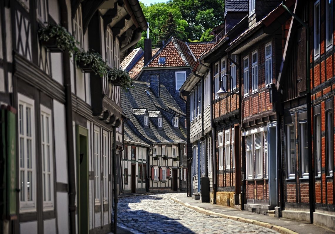 Vorwiegend historisch: In den Straßen von Goslar finden sich noch viele sehr gut erhaltene Fachwerkhäuser