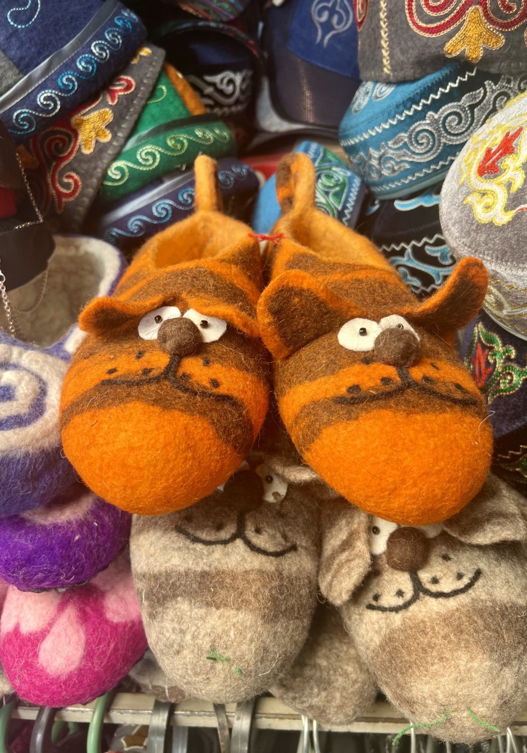 Mitbringsel gesucht - dann auf zum Basar! Foto: M. Trinius