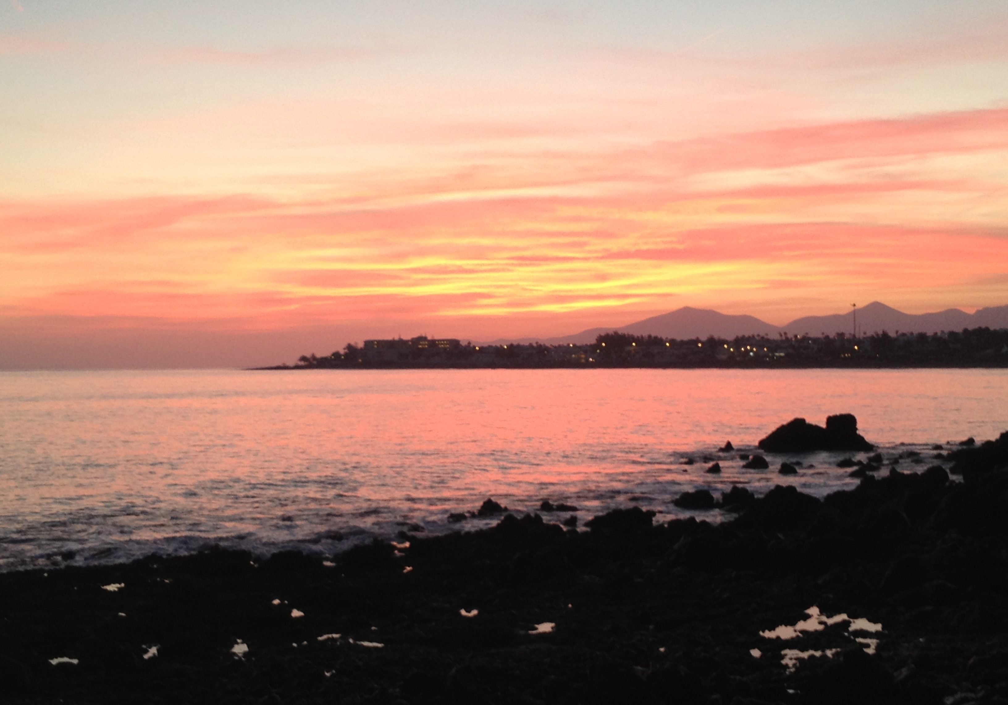 Wer den Sonnenuntergang sieht, weiß, warum es heißt, dass Lanzarote aus Feuer geboren wurde  Foto: Marita Trinius