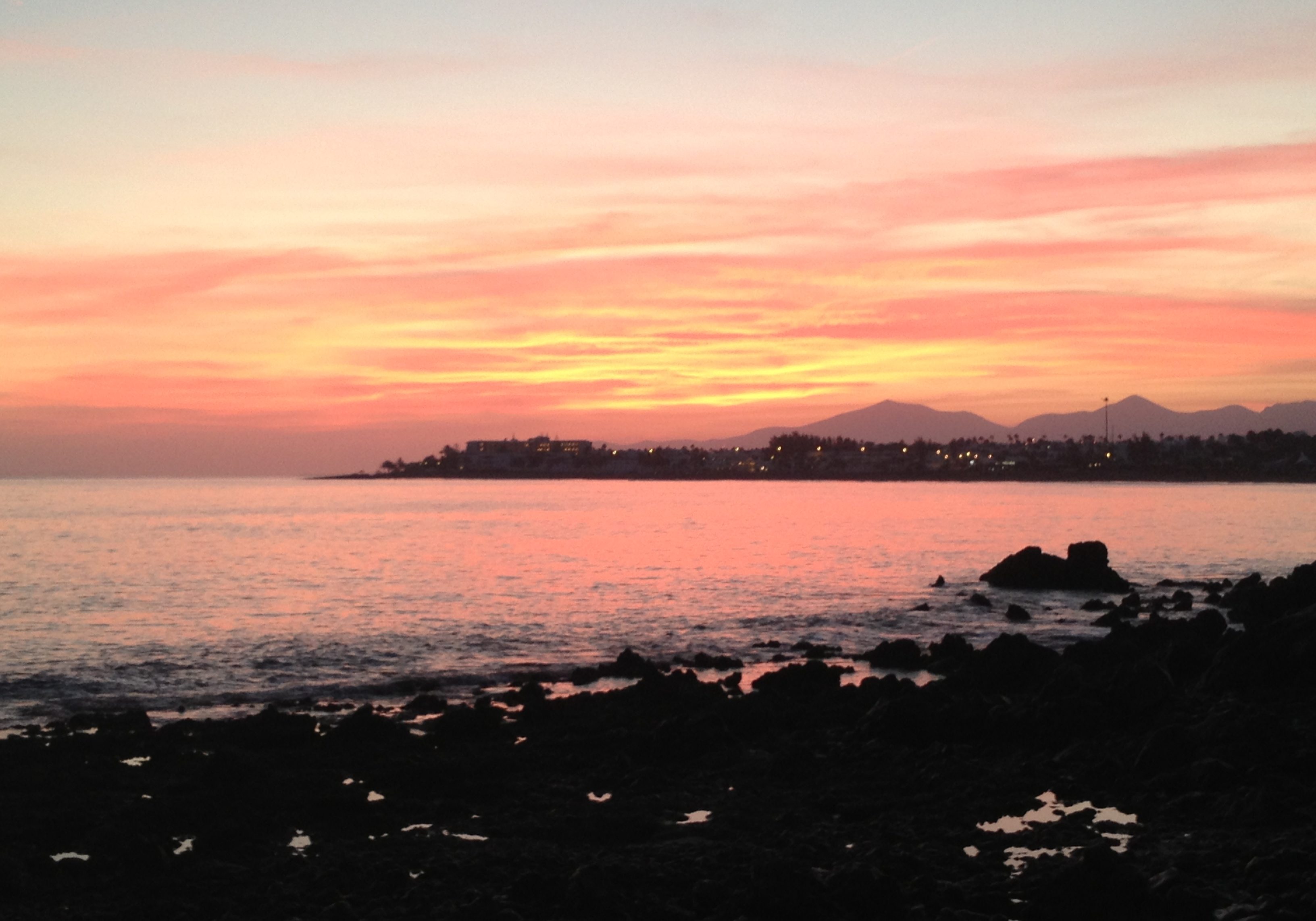 Das Ende eines schönen Tages auf Lanzarote: Die "Feuerinsel" macht ihrem Namen alle Ehre Foto: Marita Trinius