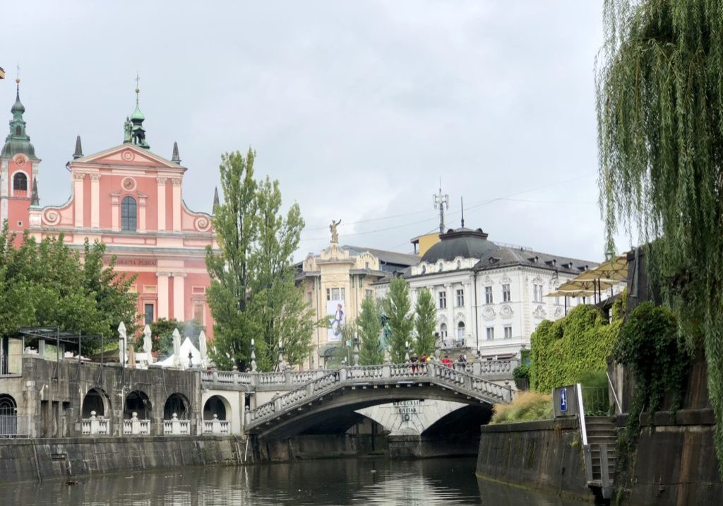 Beste Aussichten vom Wassser auf die Franziskanerkirche und die Drei Brücken in Ljubljana  Foto: Marita Trinius