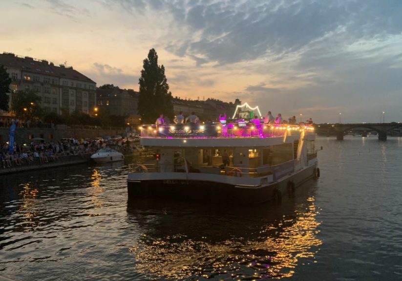 Die Abendstimmung verleiht dem Konzert-Boot eine wunderschöne festliche Aura. Foto: Marita Trinius