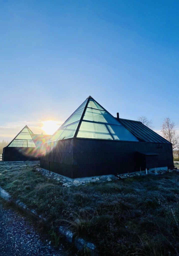 Hotelzimmer als Glaspyramide mit Open-Air-Blick. Foto: Trinius