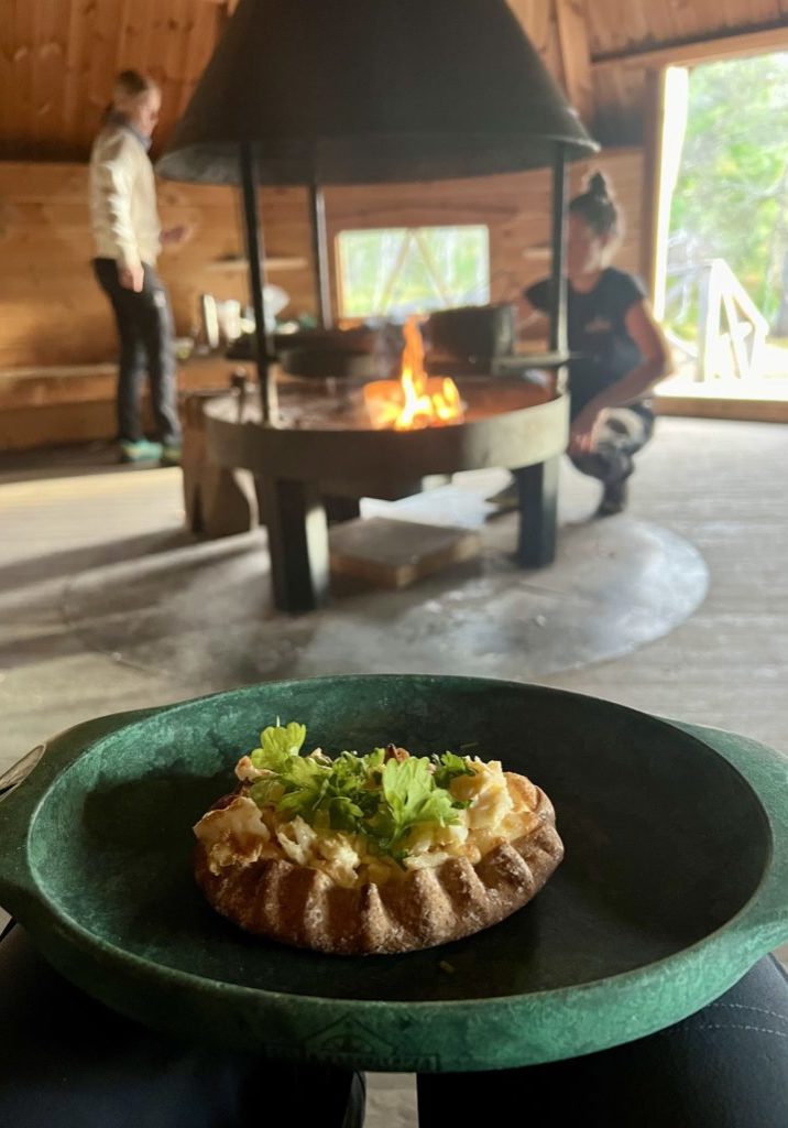 Leckere Vorspeise vom großen Holzkohlegrill. Foto: Trinius