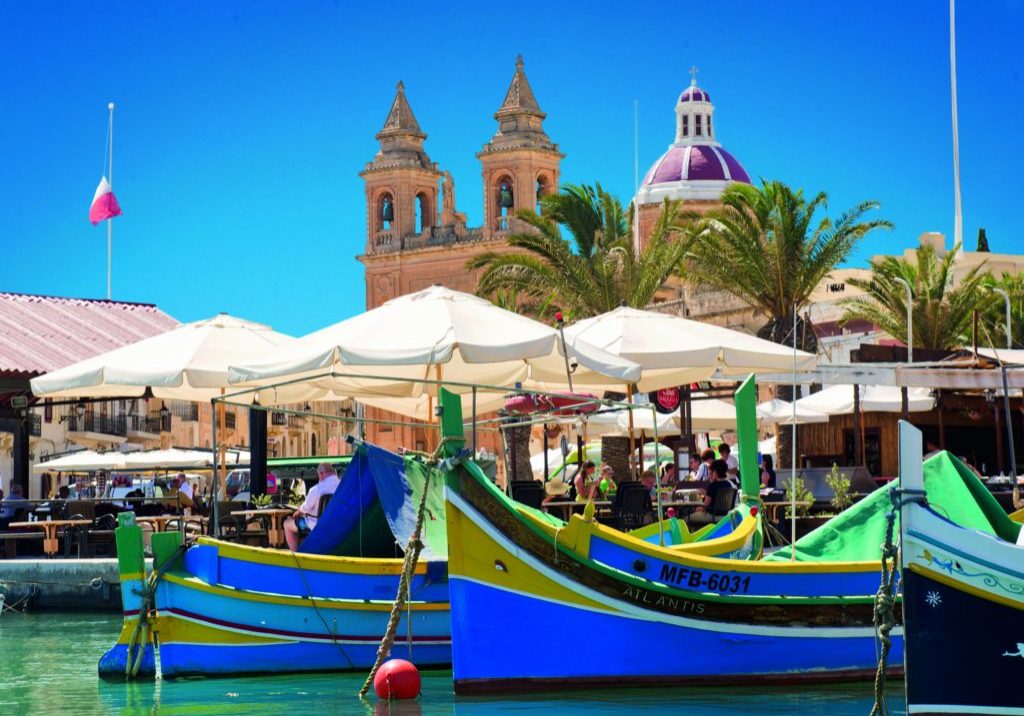 Malerisch ankern die Luzzus, typische bunte Holzboote, im Hafen.  Ihre Farben spiegeln die Farben der Insel wider.  Foto: Visit Malta