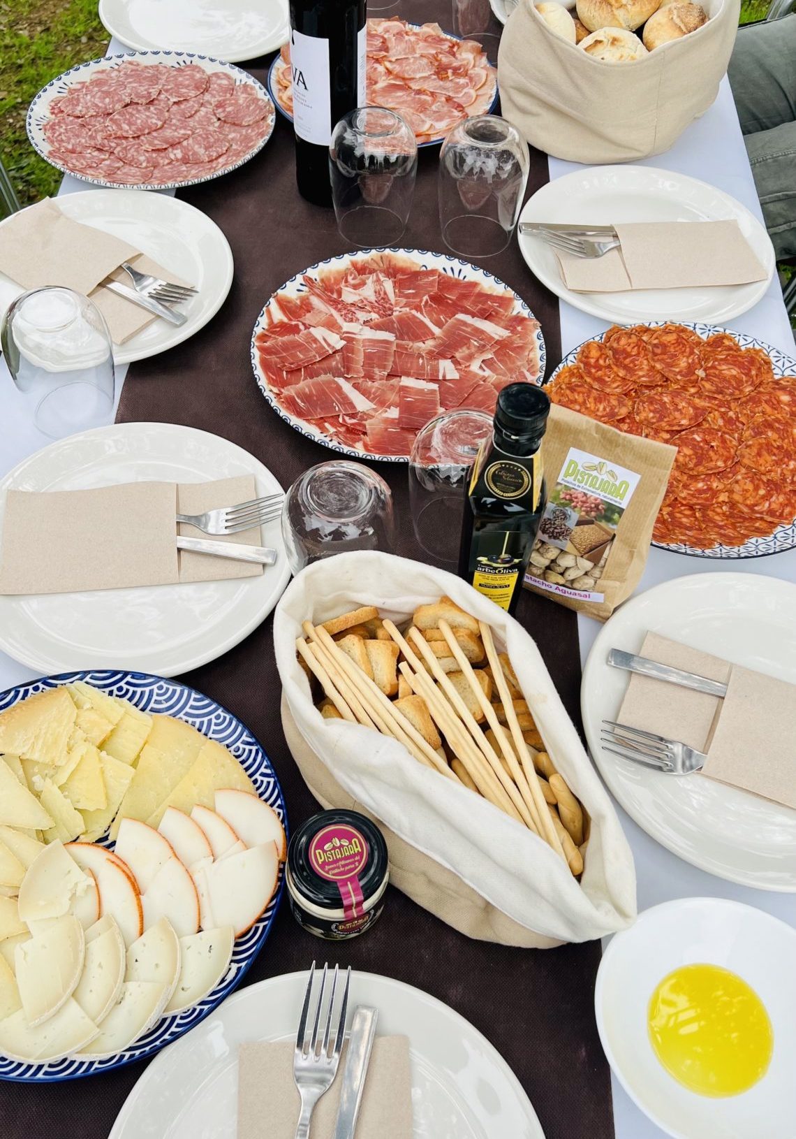 Iberico-Schinken, Manchego-Käse und Brot - mmh! Foto: M. Trinius