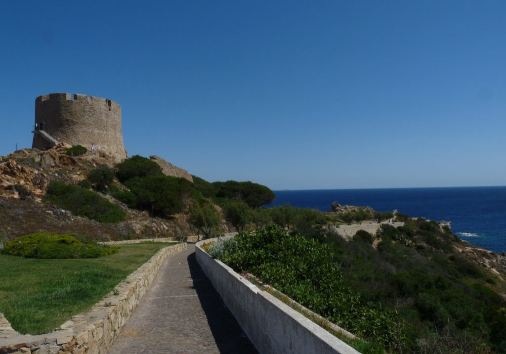 Der Wehrturm in Santa Teresa di Gallura ist ein super Aussichtspunkt über die Küste   Foto: Marita Trinius