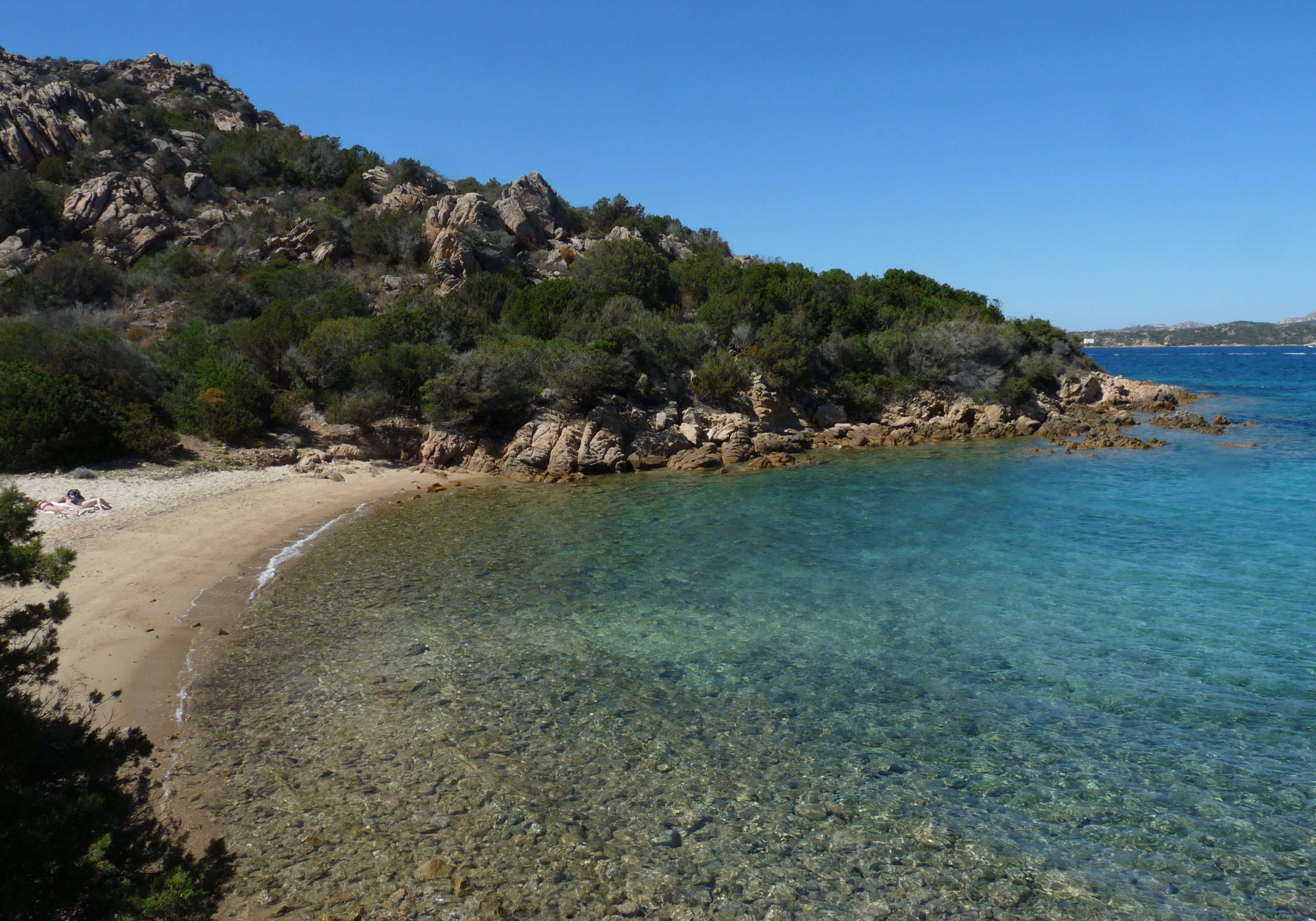 Das glasklare Wasser ist typisch für Sardinien; mit etwas Glück hat man eine der vielen Buchten ganz für sich allein  Foto: Marita Trinius