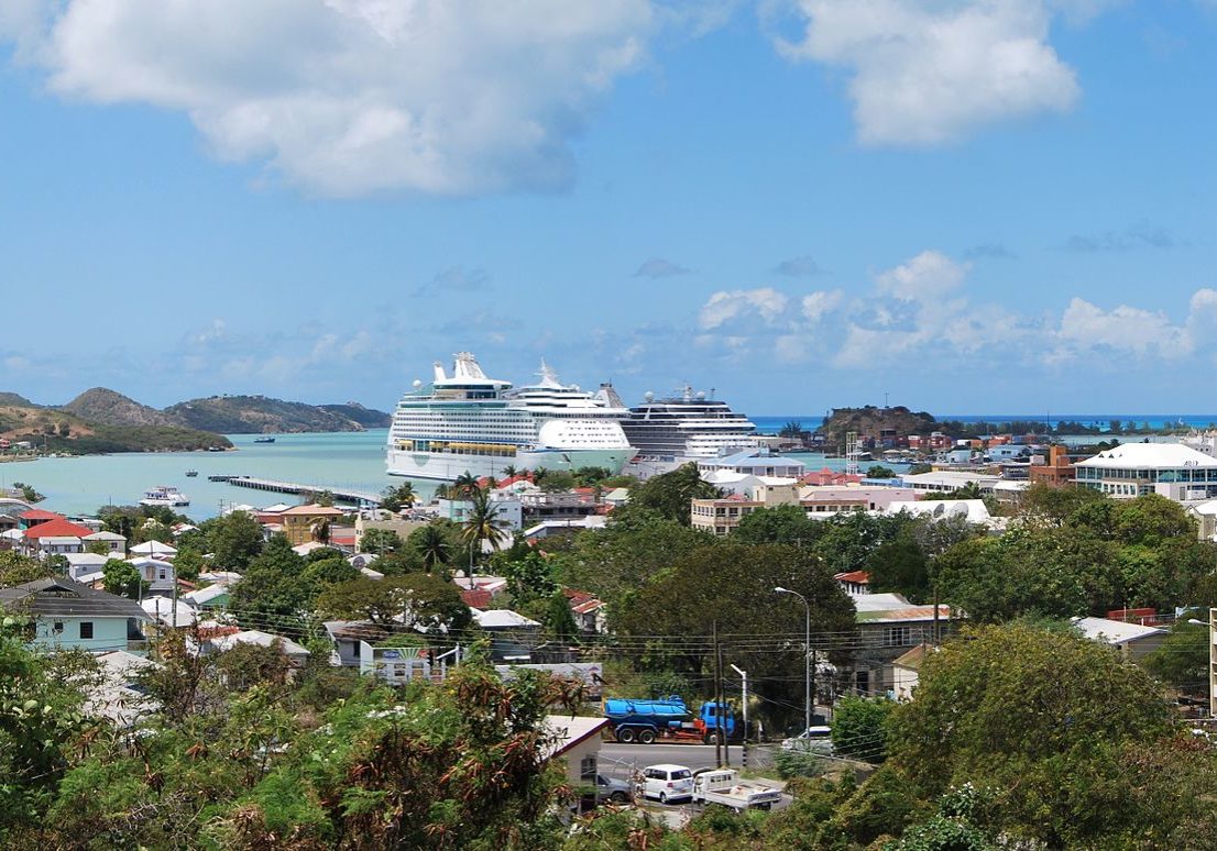 In Antiguas Hauptstadt St. Johns sind die Kreuzfahrtschiffe im Hafen höher als die Häuser  Foto: Matt Wade Photography
