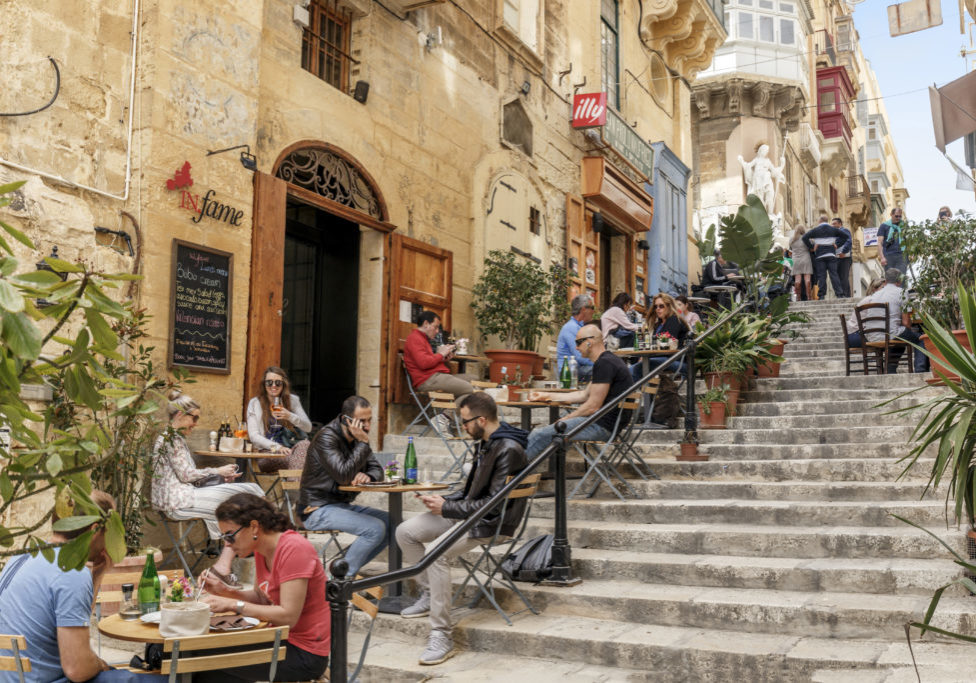 Die Altstadt von Valletta, der Hauptstadt Maltas, bietet viele solcher hübschen Gassen und Treppen. Foto: Visit Malta