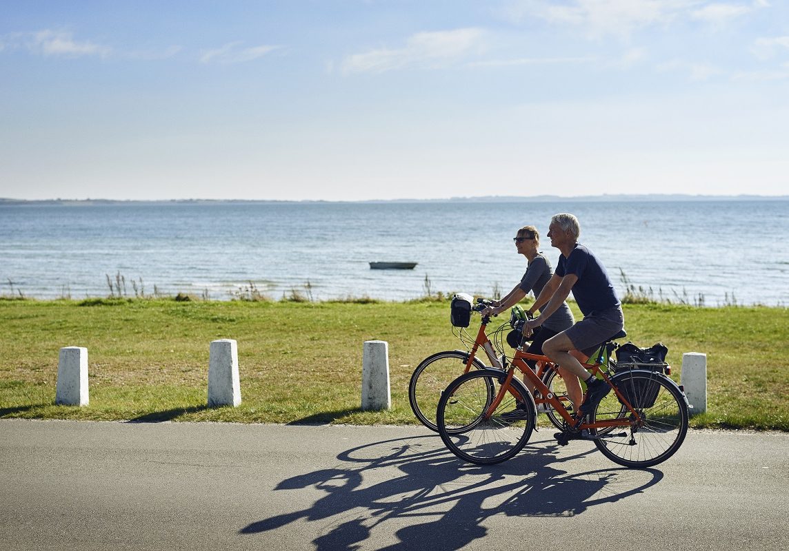 Die dänische Ostseeküste wie hier im Djursland ist perfekt zum entspannten Radeln. Foto: VisitDenmark - Niklas Jessen