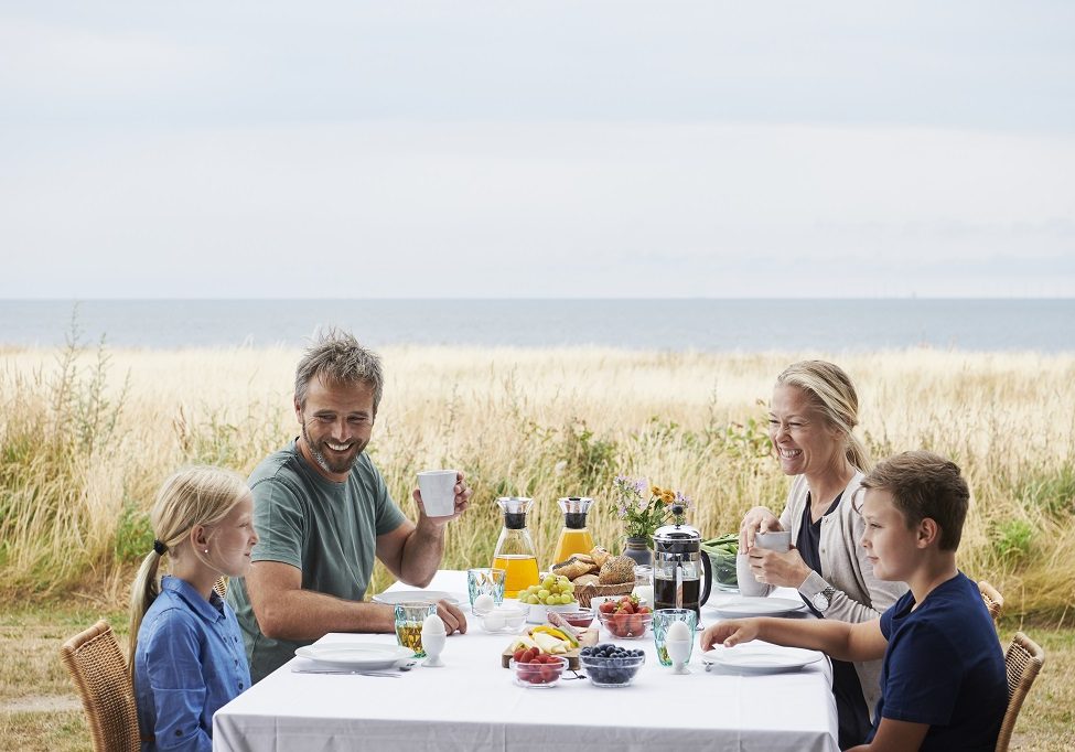 Urlaub für die ganze Familie - Picknick am Strand von Nysted gefällt allen. Foto: VisitDenmark - Robin Skjoldborg