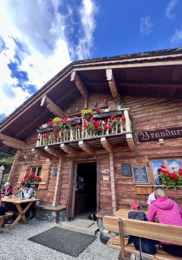 Einkehr in die urige Brandneralm.