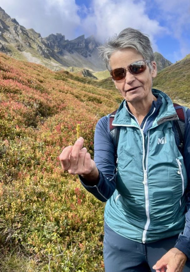 Guide Claudia erklärt die Natur der Alm: Fotos: M. Trinius