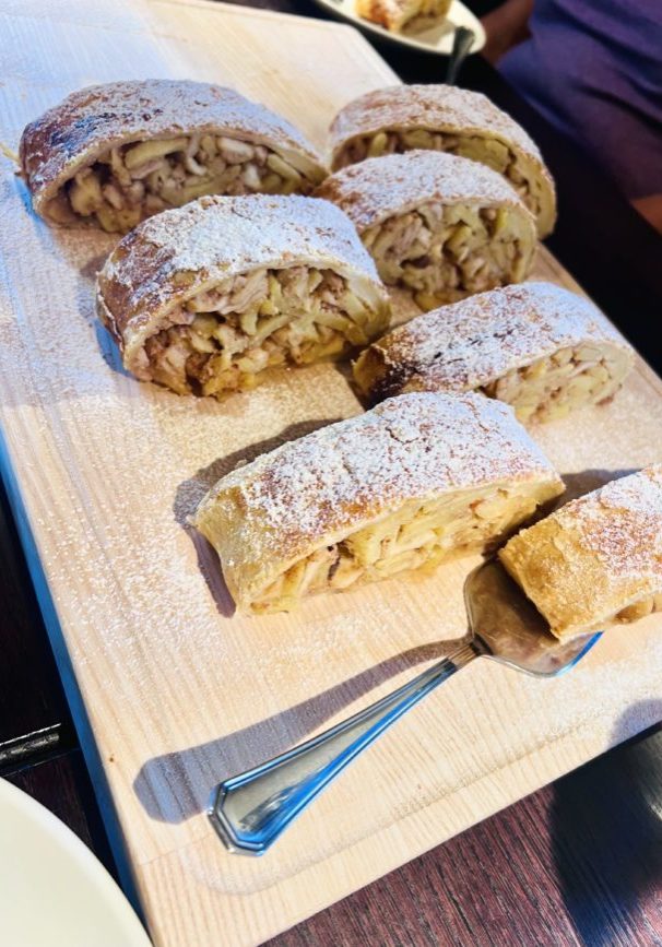 Apfelstrudel im Schloss-Café genießen.