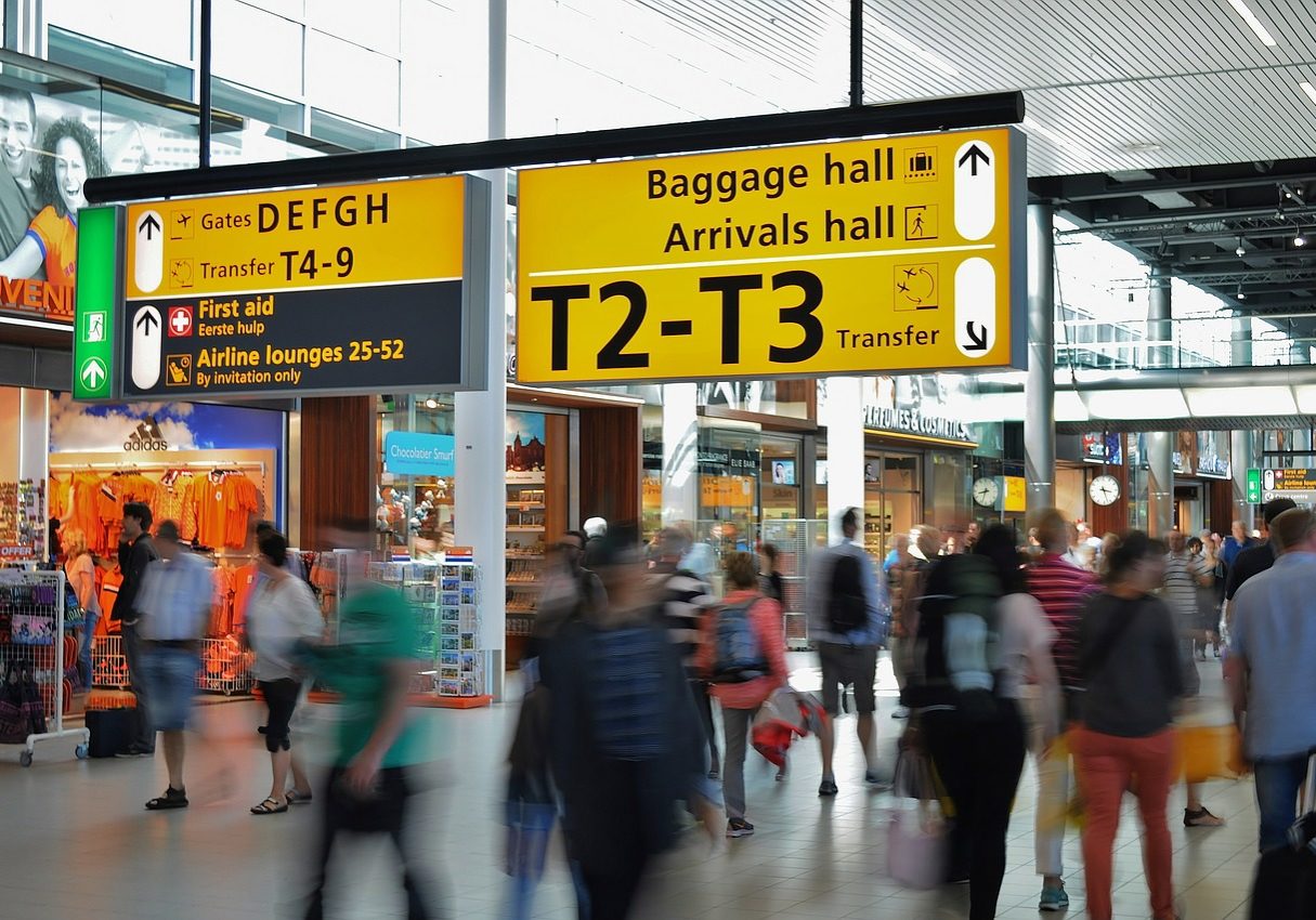 Die Folie ums Gepäck bietet auch Schutz vor unbemerktem Schmuggel am Flughafen