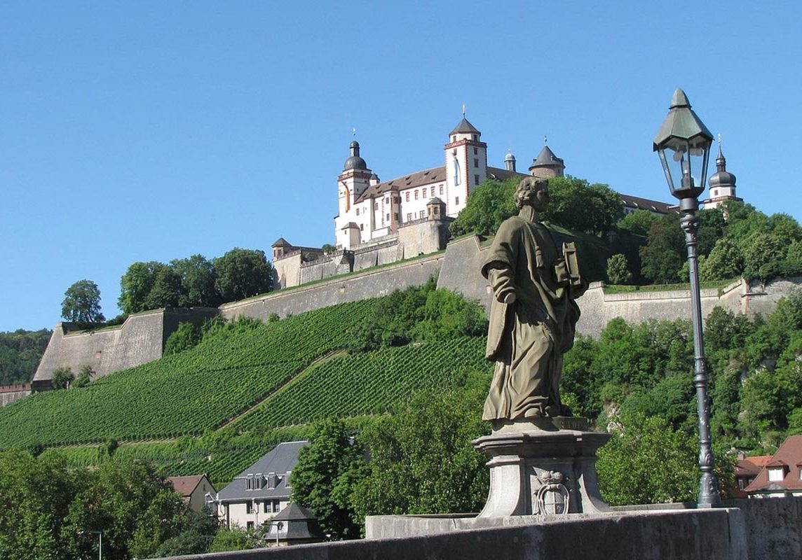 Sogar zu Füßen der Festung Marienberg in Würzburg wird Wein angebaut