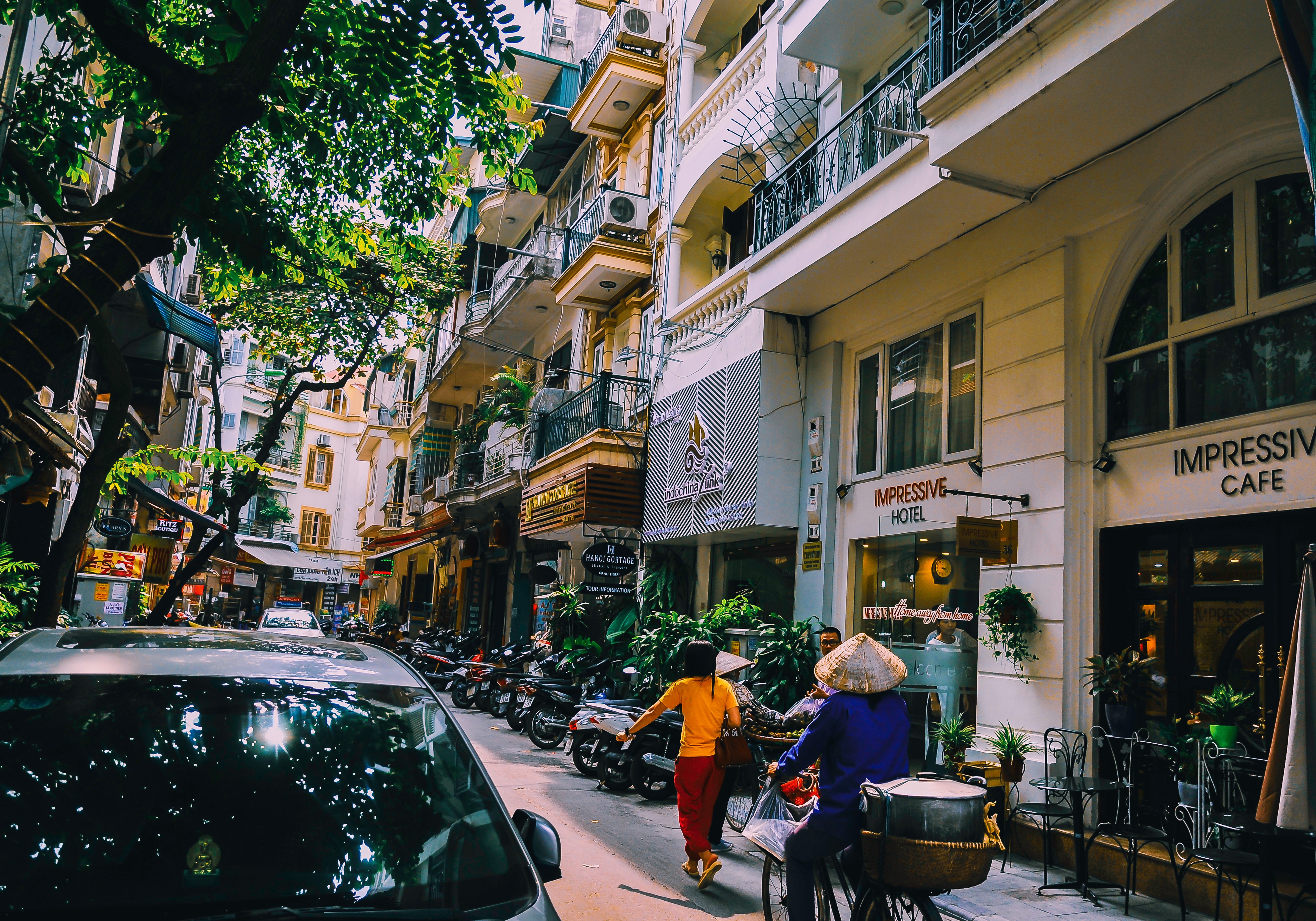 Quirlige Café-Straße in Hanoi