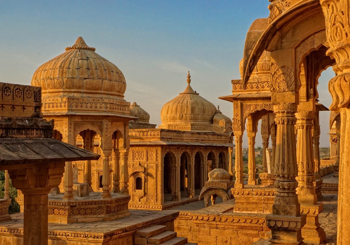 Im Licht der untergehenden Sonne leuchten die Tempel und Gebäude von Jaisalmer golden