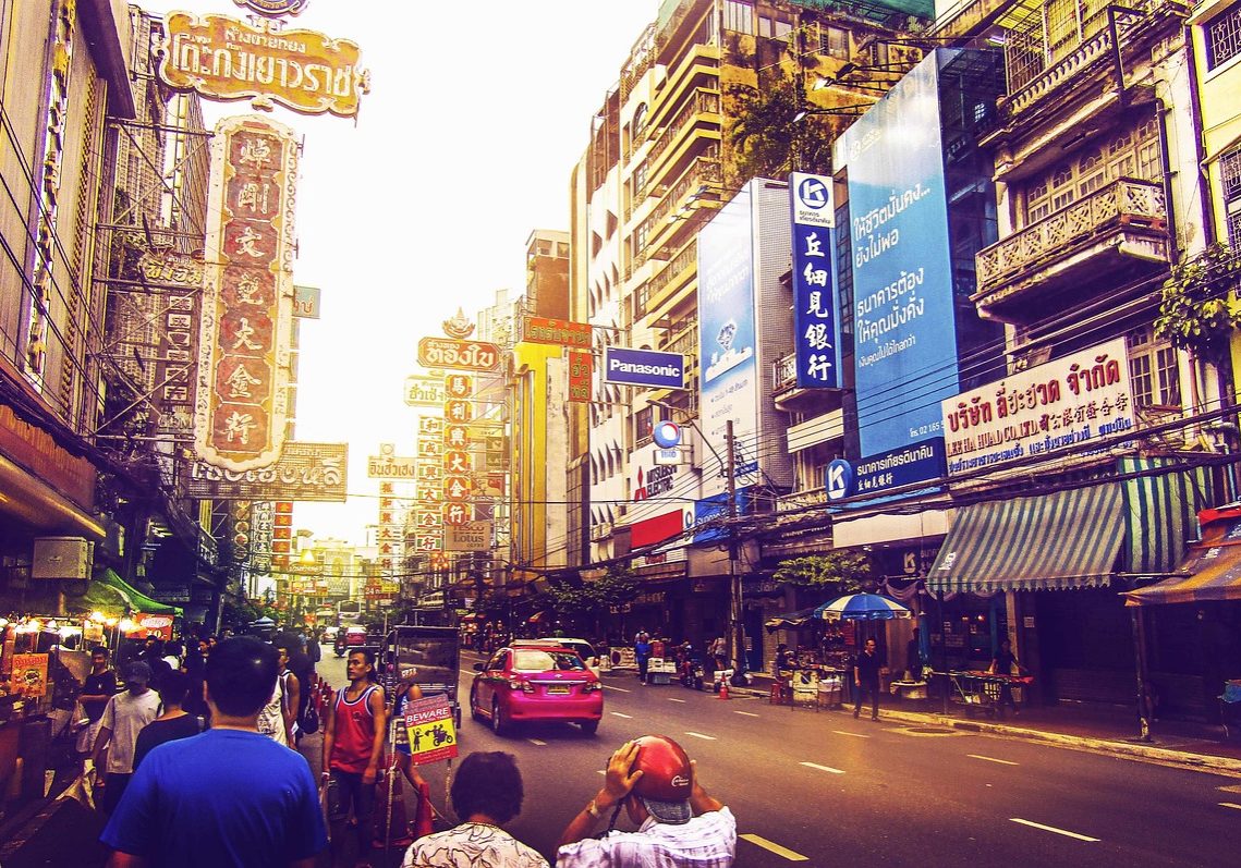 In den Straßen Bangkoks – typisch sind die vielen bunten Schilder