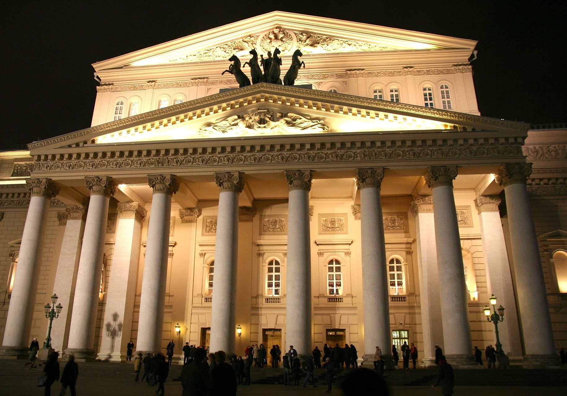 Am Abend mit viel Licht in Szene gesetzt, entfaltet das Bolschoi-Theater seine ganze Eleganz