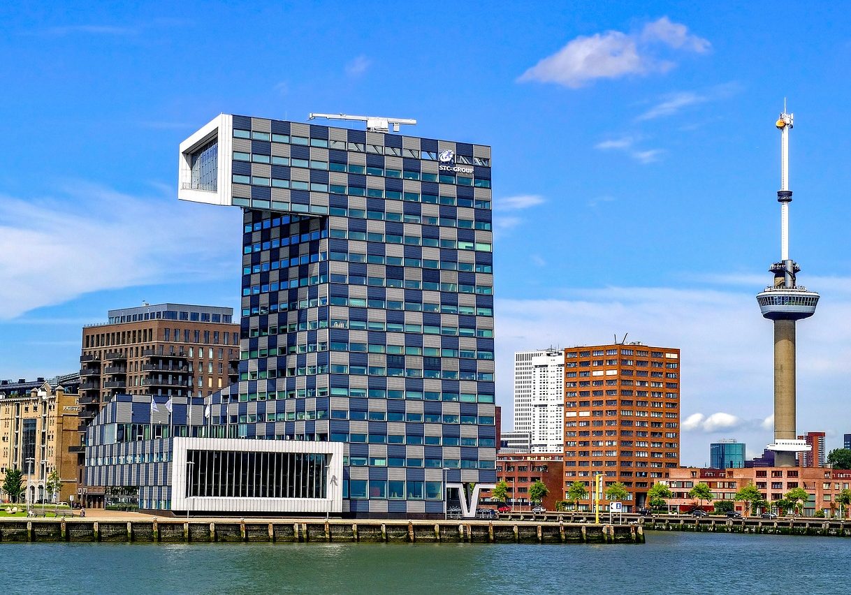 Der Aussichtsturm Euromast (rechts) in Rotterdam geht neben dem architektonischen Nachbar-Highlight fast unter