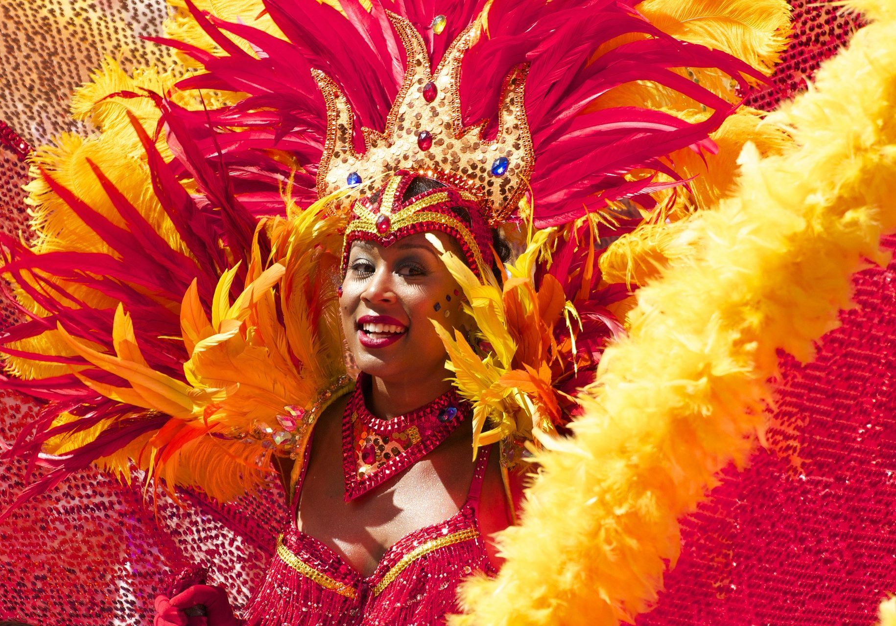 Magischer Blickfang: die farbenprächtigen Kostüme der Tänzerinnen beim Karneval in Rio