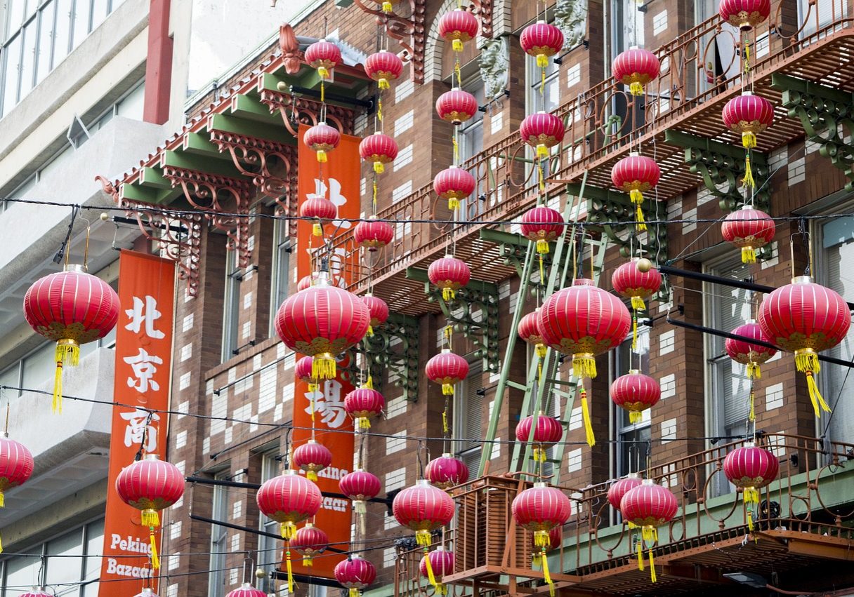 Bunte Lampions schmücken die Fassaden vieler Häuser in Chinatown