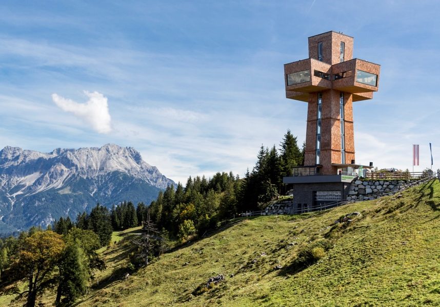 Das Jakobskreuz, ein riesiges begehbares Gipfelkreuz, ist den Pilgern gewidmet  ©Bergbahn Pillersee/Andreas Langreiter