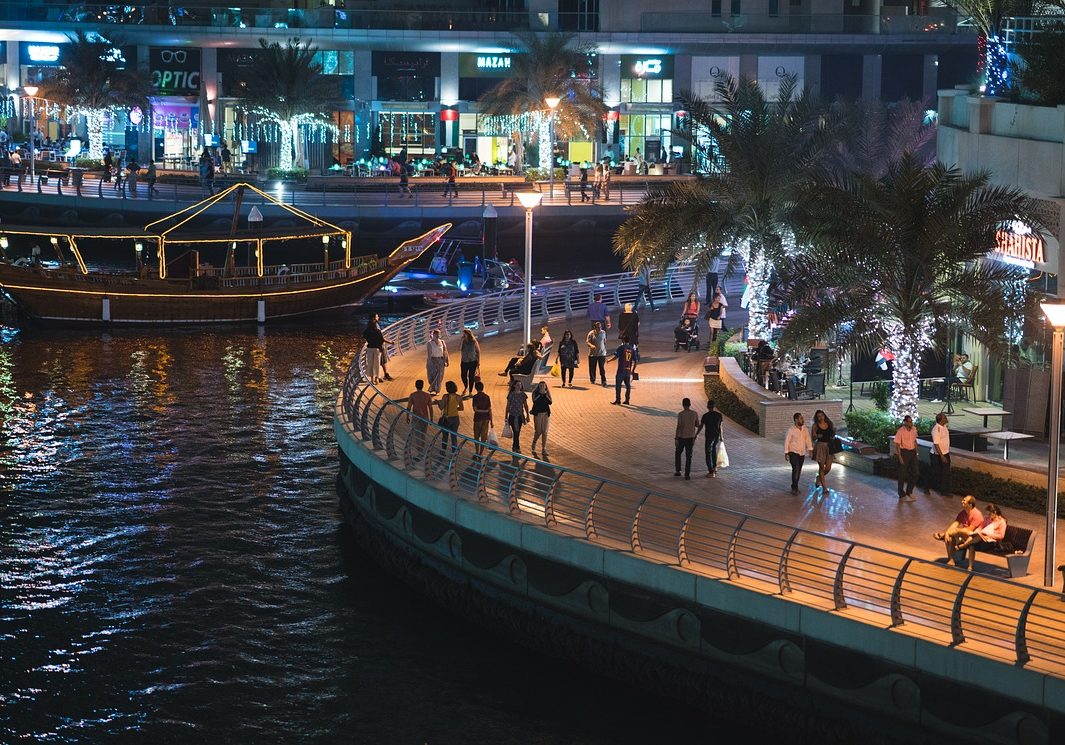 Das quirlige Nachtleben in Dubai spielt sich in den Geschäften, Souks und Malls ab
