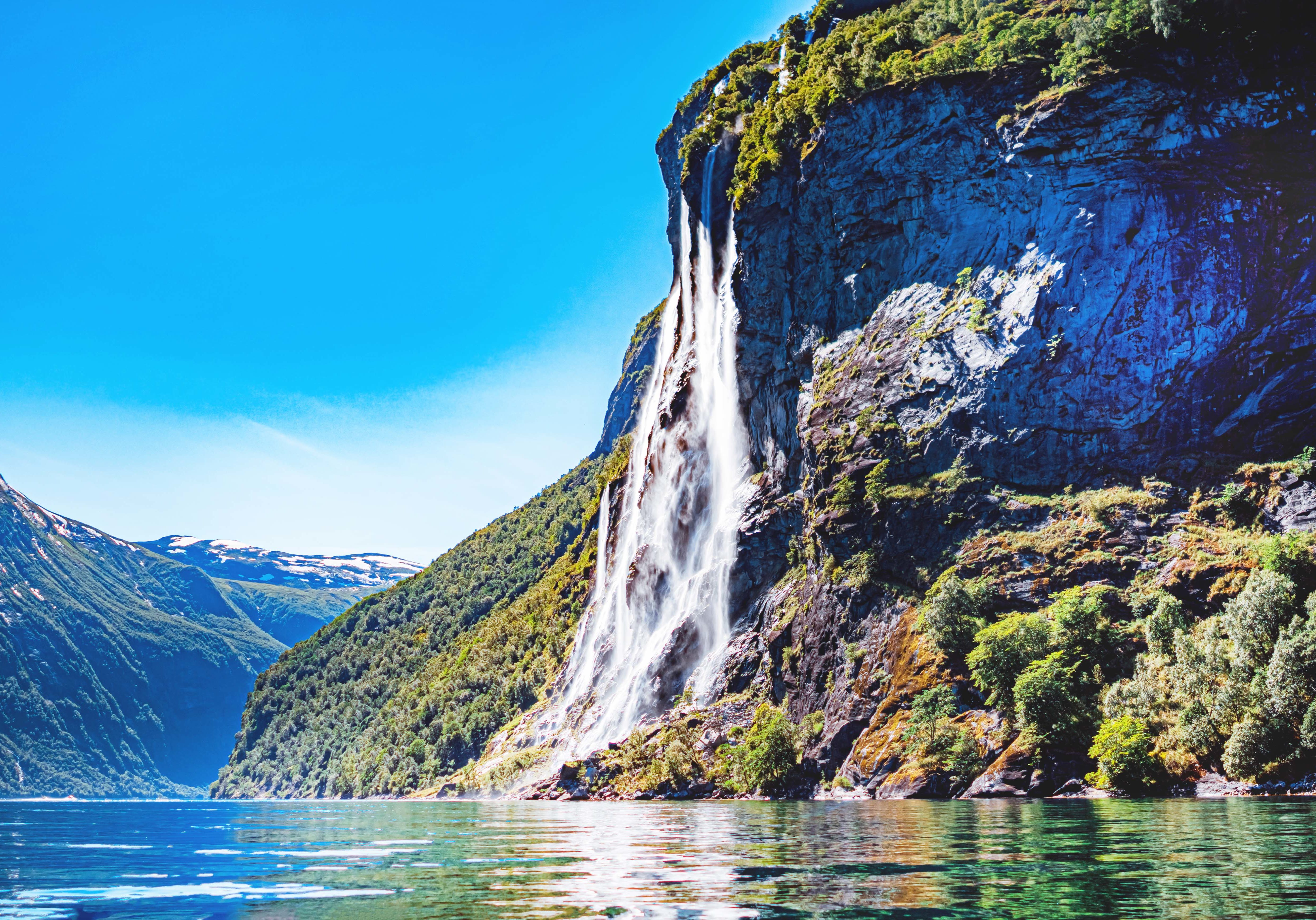 geiranger-fjord-waterfall-seven-sisters-beautifu-2021-08-26-23-00-48-utc_BESSER