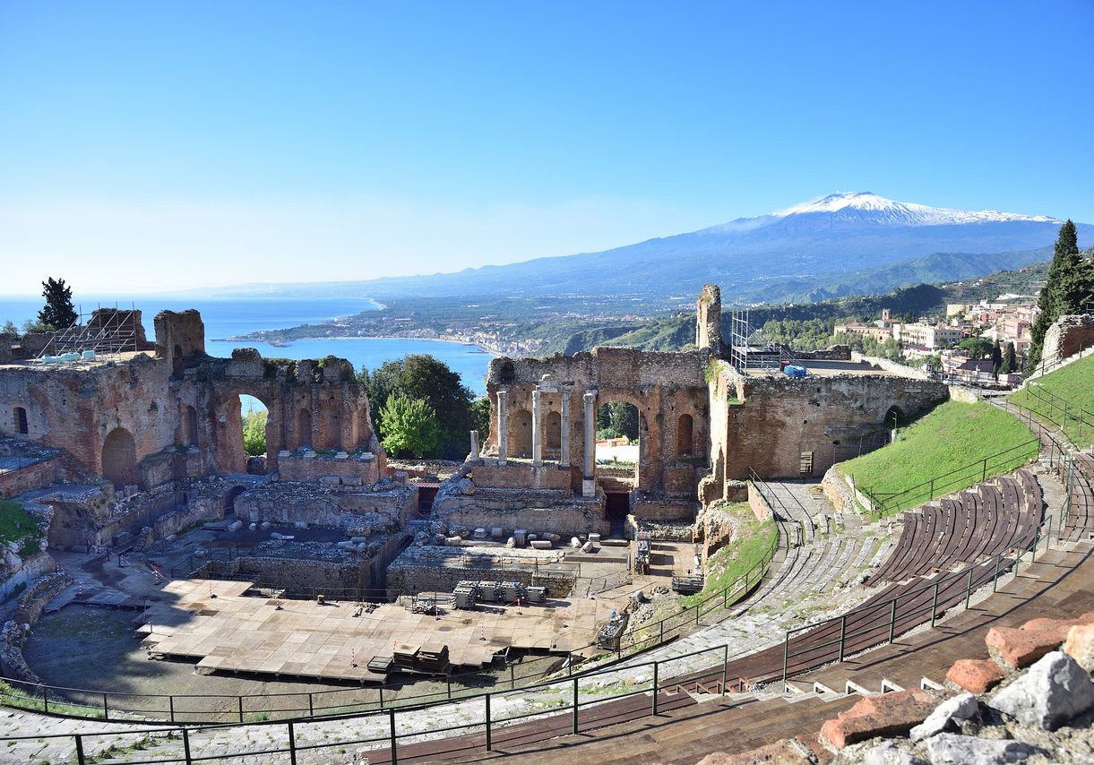 Blick auf das antike Theater in Taormina bis hin zum Vulkan Ätna