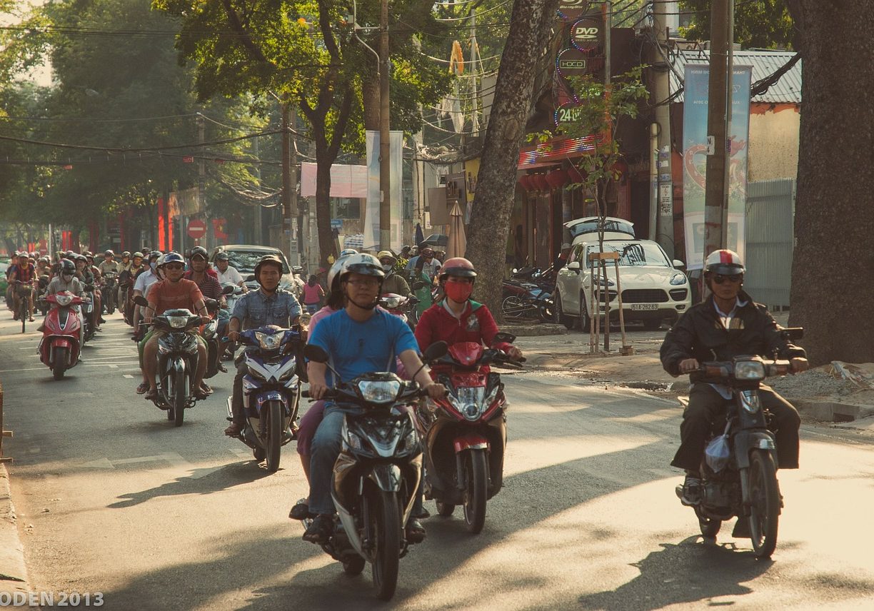 Kaskade von Roller-Fahrern in Vietnam