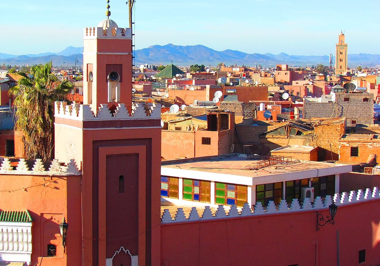 Die Koutoubia-Moschee im Hintergrund ragt über das Häusermeer in Marrakesch hinaus