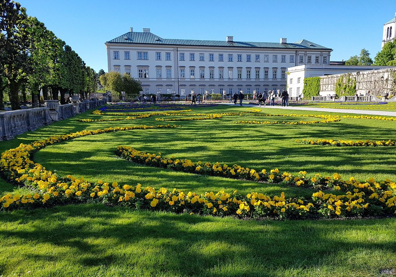 Eine grüne Oase und Sehenswürdigkeit zugleich ist Schloss Mirabell in Salzburg