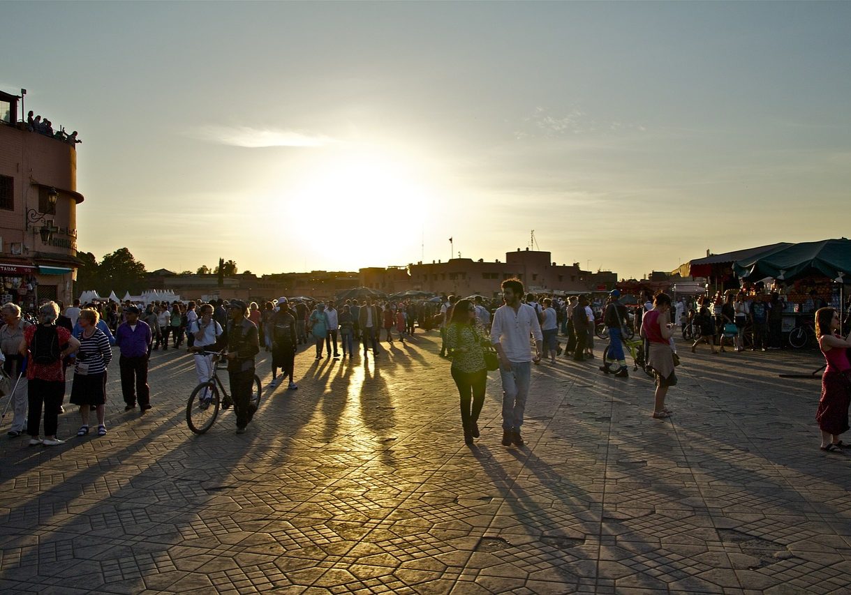 Der Djemaa el Fna, der Hernkersplatz, in Marrakesch erwacht am Abend zum Leben