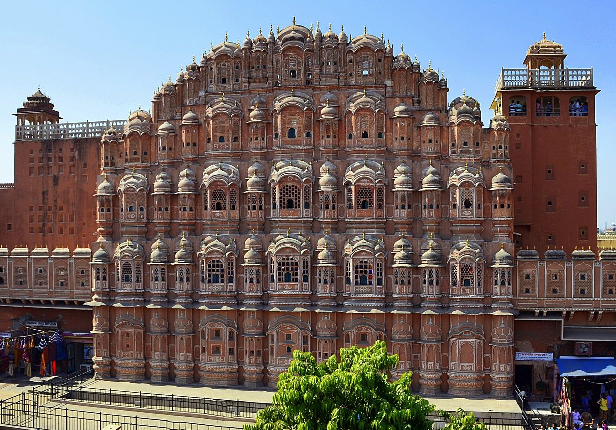 Ein absolutes Muss auf jeder Rajasthan-Reise ist der rosafarbene Palast der Winde in Jaipur